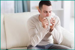 Ένας άντρας πίνει τσάι με μέντα για να θεραπεύσει τη στυτική δυσλειτουργία. 
